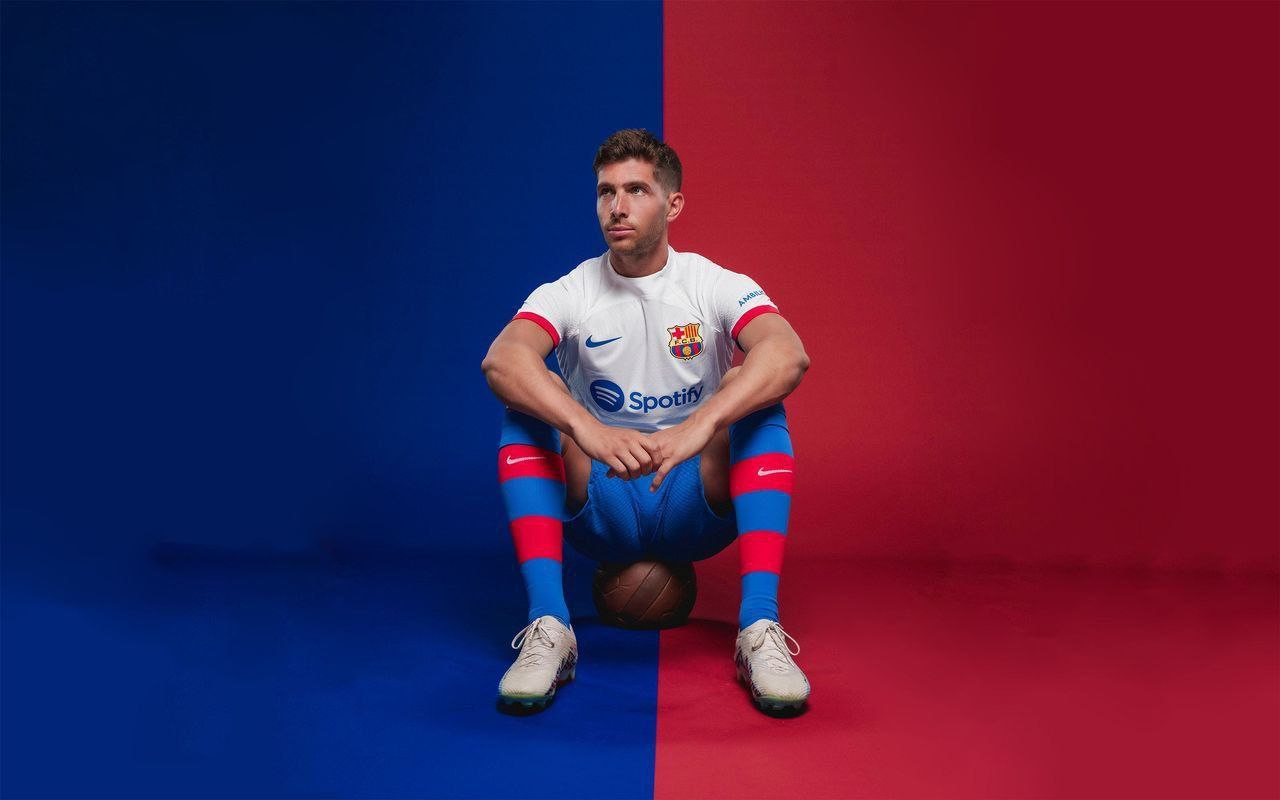 “Barselona” yeni səfər formasını təqdim etdi