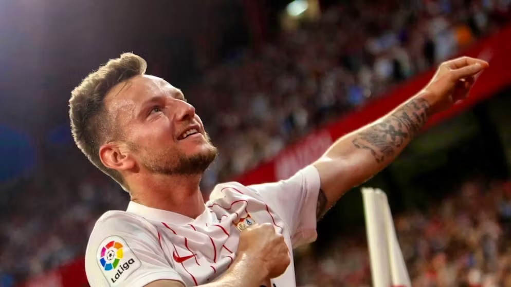 “Səssiz qəhrəman” İvan Rakitiç futbolla vidalaşdı