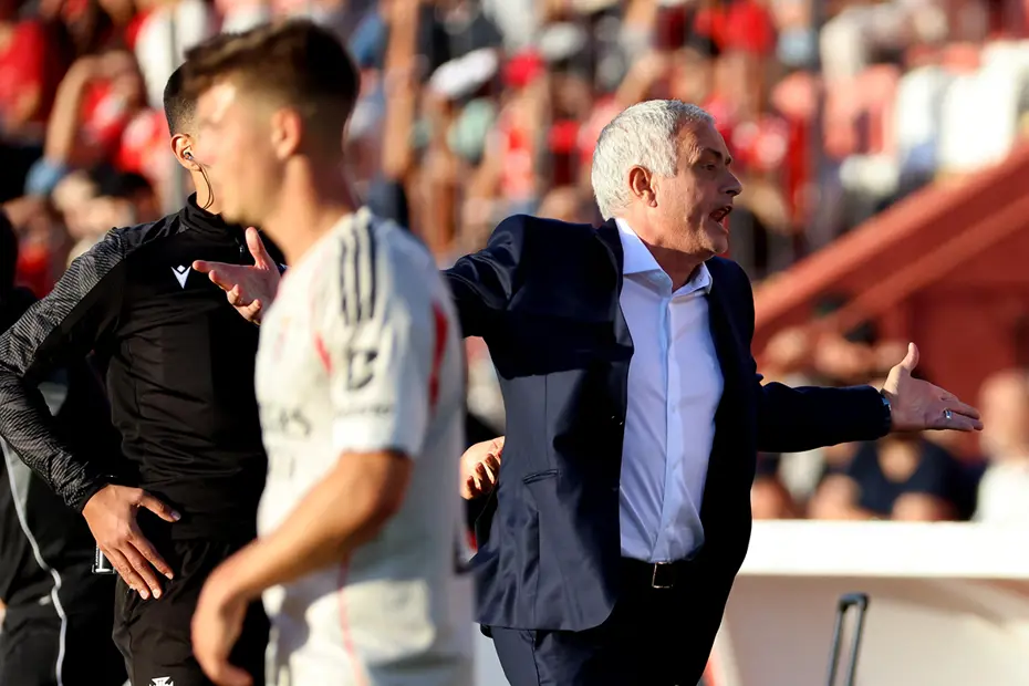 Mourinyo vətənində ilk oyunda gündəm oldu