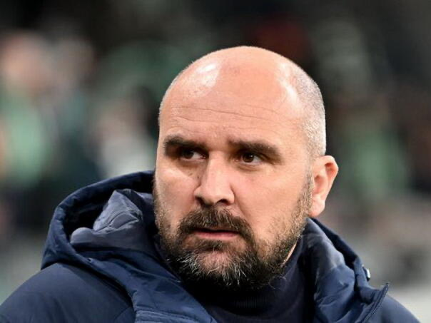 Baş məşqçi oyun zamanı dünyasını dəyişdi