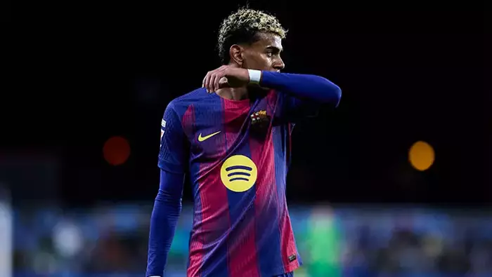 Lamin Yamalın atası yerində dinc dayanmır - Tribunadan uzaqlaşdırıldı