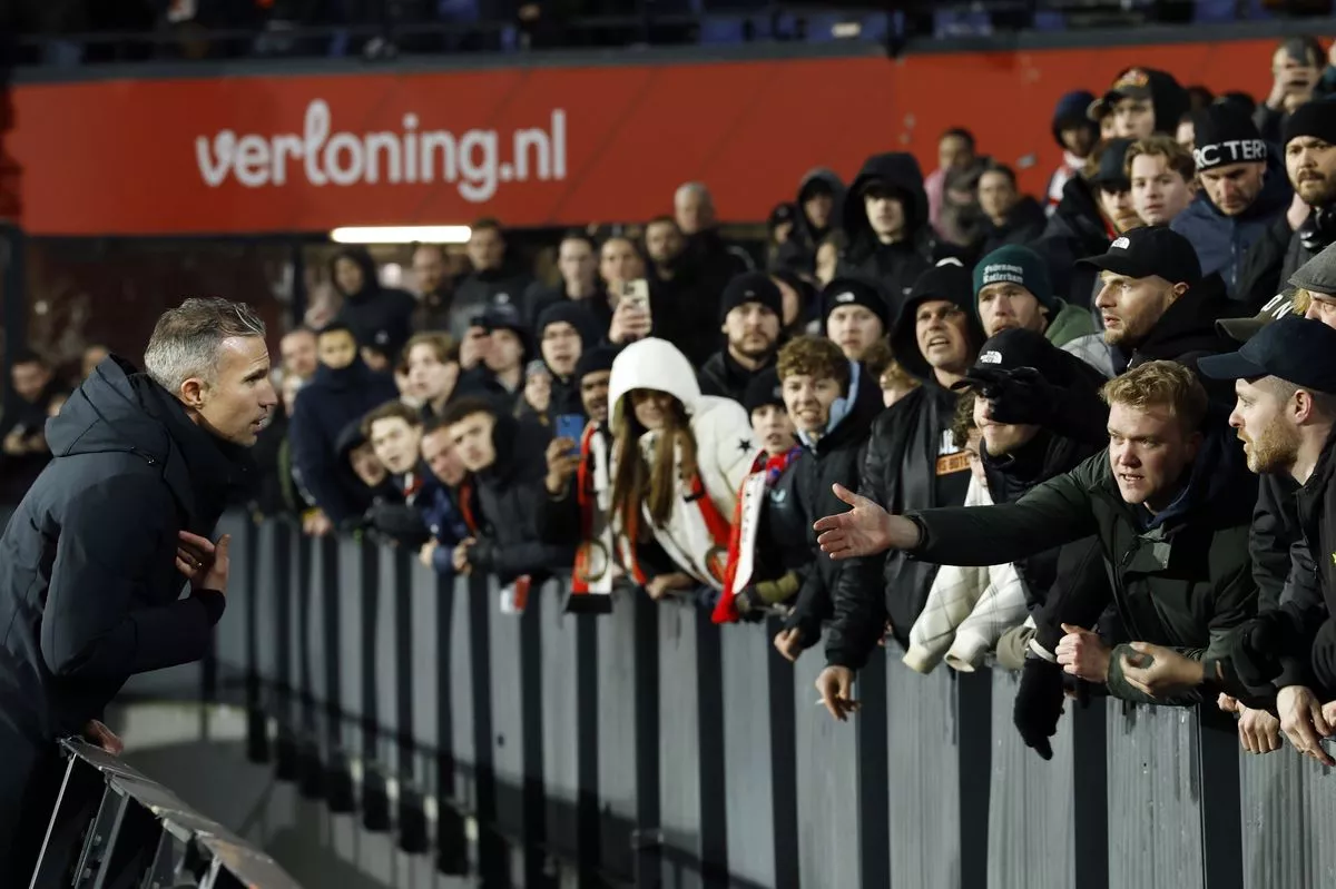 Ardıcıl uduzan “Feyenoord”un baş məşqçisi azarkeşlərin yanına endi! VİDEO